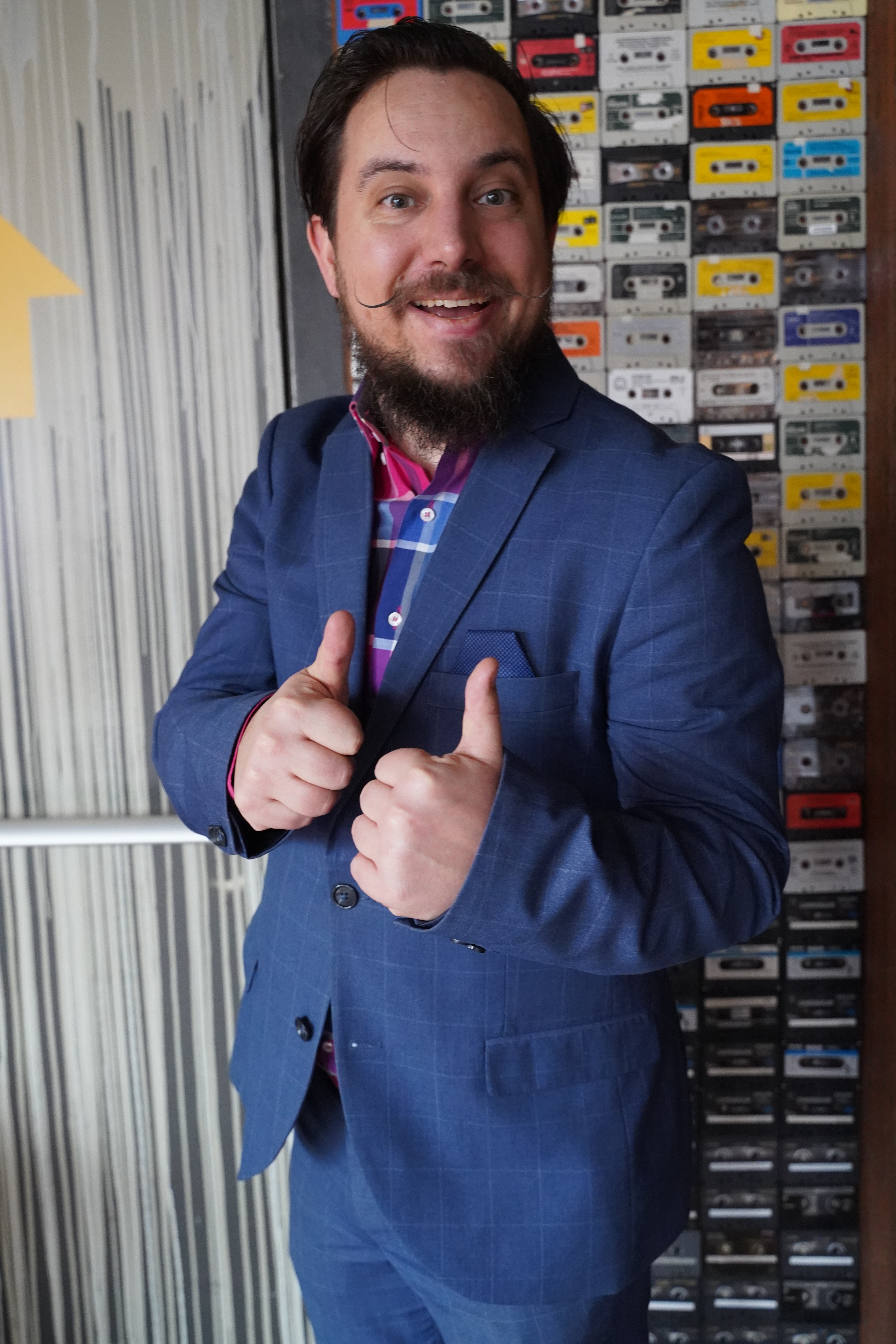 Allround DJ Peter mixt ook videoclips en is ook te boeken als Silent DJ en met muzikanten zoals een saxofonist Allround DJ Peter mixt ook videoclips en is ook te boeken als Silent DJ en met muzikanten zoals een saxofonist