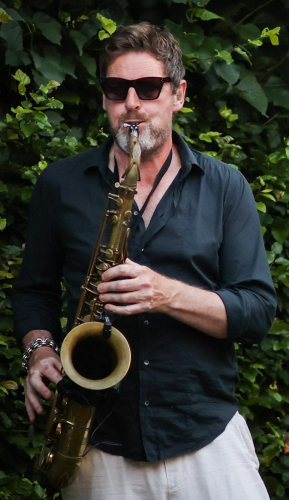 Allround Saxofonist Machiel speelt ook op intieme feesten zoals een tuinfeest of een verjaardag bij mensen thuis