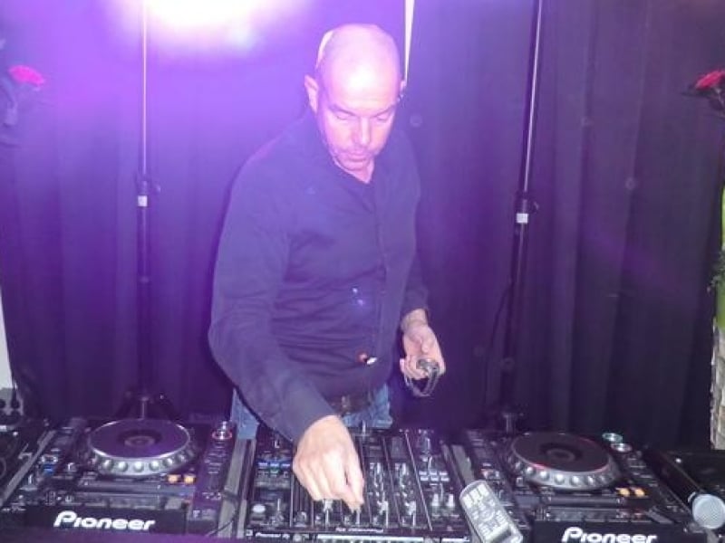 Corporate DJ Leon huren voor op de achtergrond of voorgrond tijdens bedrijfsborrel of personeelsfeest