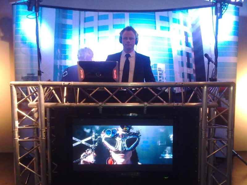 DJ Johan Post met saxofonist voor zakelijk evenement huren zoals hier tijdens een gala als Sax Up The DJ in Studio 21 te Hilversum