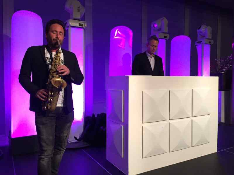 Witte exclusieve dj-show huren met saxofonist in De Kuip te Rotterdam