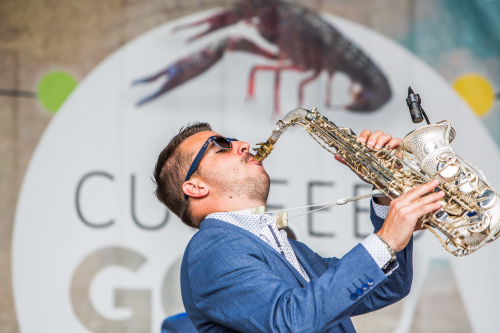 Feest dj boeken of inhuren met saxofonist voor openbaar of themafeest