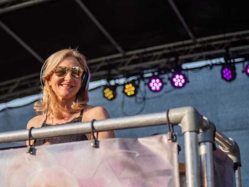 Female DJ Agnes huren voor openbaar evenement
