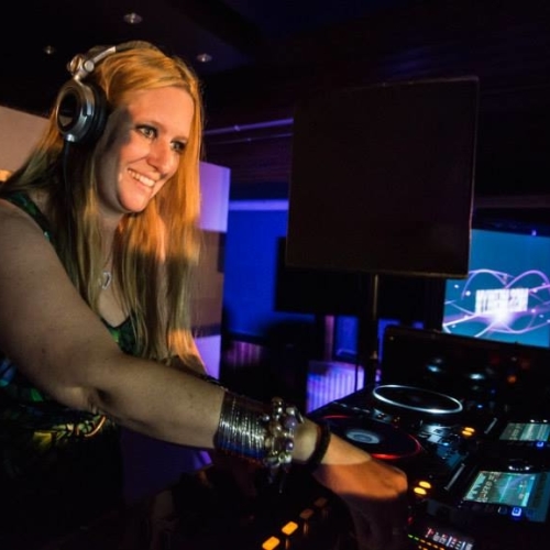 Vrouwelijke DJ Merilyn, huren of inhuren? Plaats gratis en vrijblijvend een optie