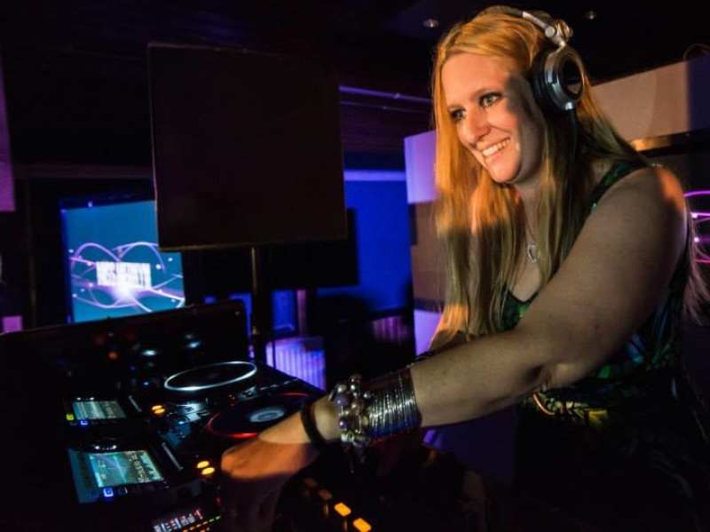 Female DJ Merilyn boeken voor club avond