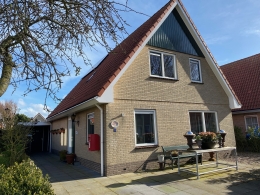 b-en-b-op-ameland-rose-cottage-in-nes