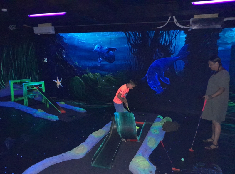 buren-ameland-glow-in-the-dark-mini-golf