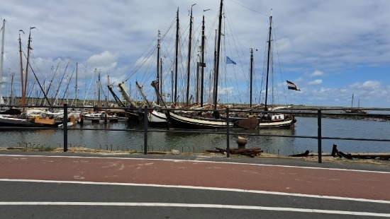 last-van-reisziekte-van-boot-met-auto-op-ameland