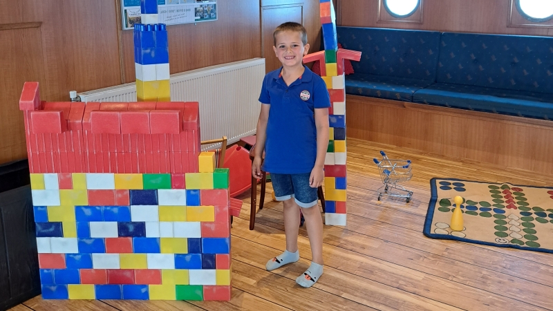 mooiste-plekken-ameland-robbentocht-de-zeehond-onder-het-dek-spelen