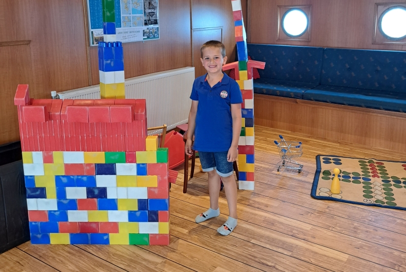 mooiste-plekken-ameland-robbentocht-de-zeehond-onder-het-dek-spelen