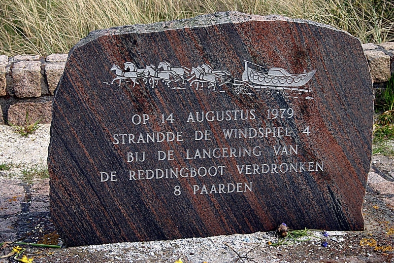 paardengraf-ameland-gedenksteen