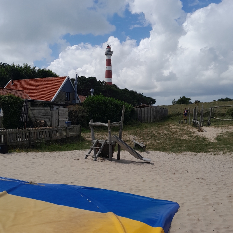 speeltuin-onder-de-vuurtoren-springkussen op Ameland in Hollum
