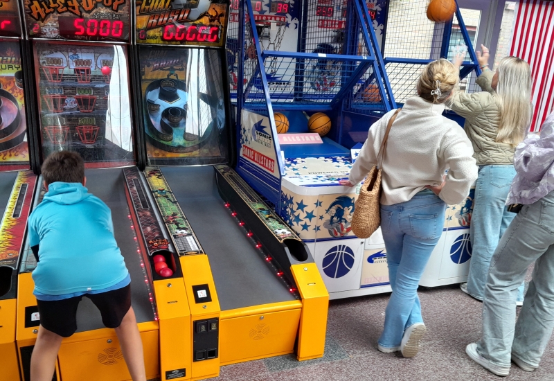 vakantie-ameland-met-kinderen-amusementshal vakantie-ameland-met-kinderen-amusementshal