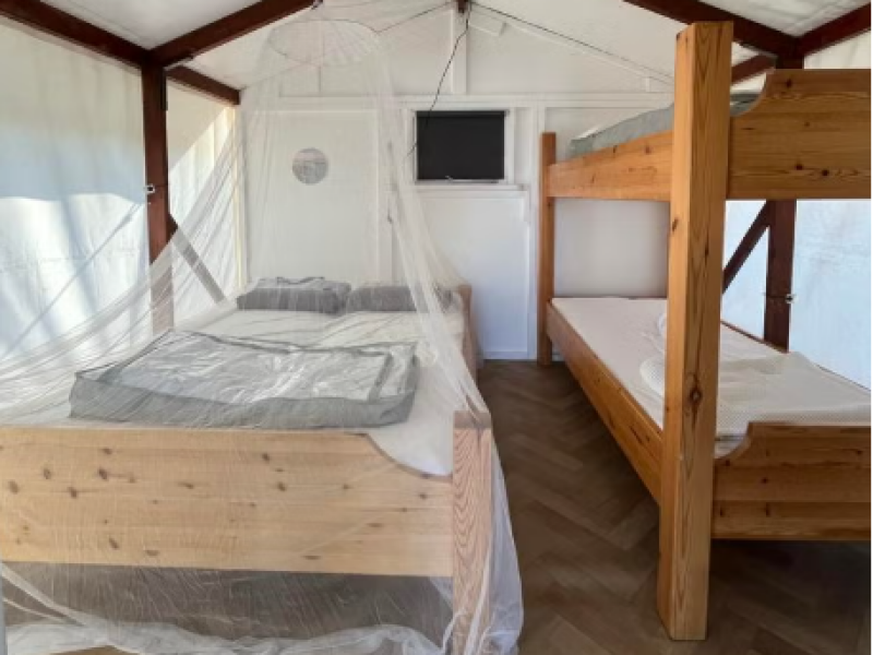 tenthuisje-nes-op-camping-duinoord-donia-slaapkamer tenthuisje-nes-op-camping-duinoord-donia-slaapkamer