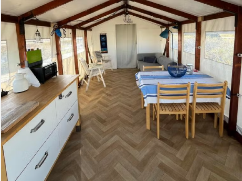 tenthuisje-nes-op-camping-duinoord-donia-woongedeelte tenthuisje-nes-op-camping-duinoord-donia-woongedeelte
