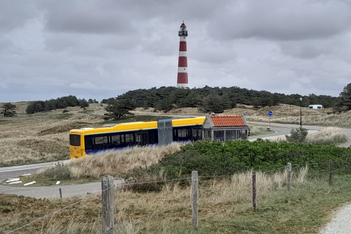 vakantie-ameland-voor-senioren-bushalte-ov-naar-bunkermuseum