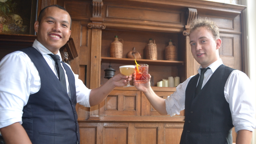 Bas en Piet van Amsterdam Cocktail Workshops met een zelfgemaakte premium cocktail