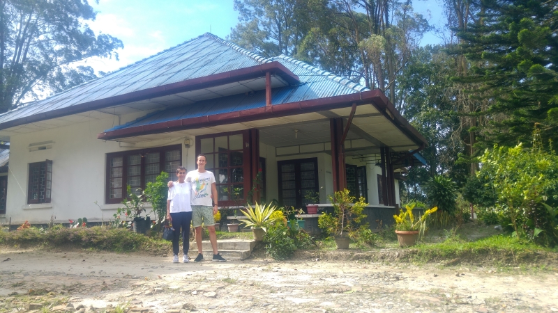 Mijn moeder en ik voor het ouderlijk huis van mijn vader in Sidamanik, Sumatra, Indonesië