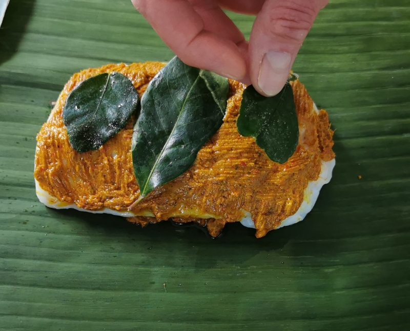 Ikan pepesan, Indonesische vis gestoomd in bananenblad met boemboe