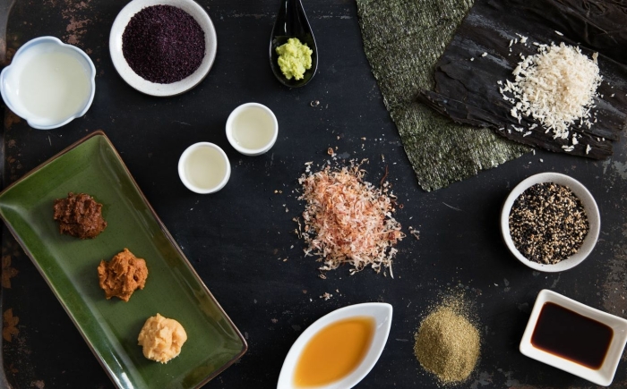 Japanse ingrediënten uit de Japanse kookworkshop met miso, sushi, sashimi van Amsterdam Cooking Workshops op een zwarte tafel