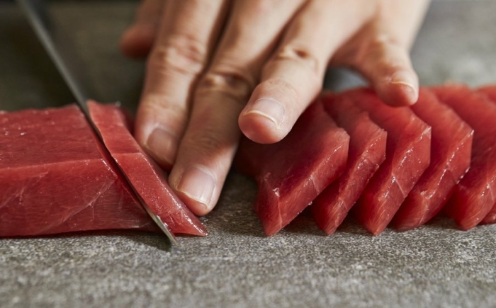 Japanse sushi grade verse vis tonijn snijden voor sashimi uit de Japanse kookworkshop van Amsterdam Cooking Workshops