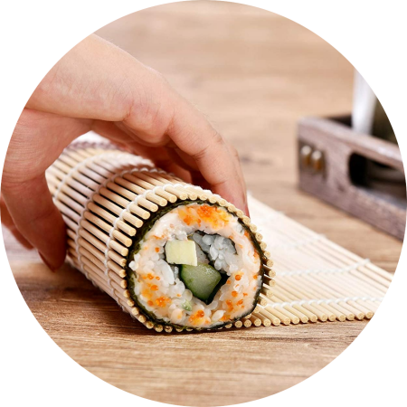 Japanse sushi rollen met een sushimat uit de Japanse kookworkshop van Amsterdam Cooking Workshops