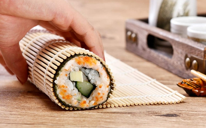 Japanse sushi rollen met een sushimat uit de Japanse kookworkshop van Amsterdam Cooking Workshops