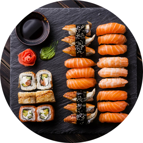 Japanse sushi en sashimi maaltijd uit de Japanse kookworkshop van Amsterdam Cooking Workshops en een zwart bord met stokjes