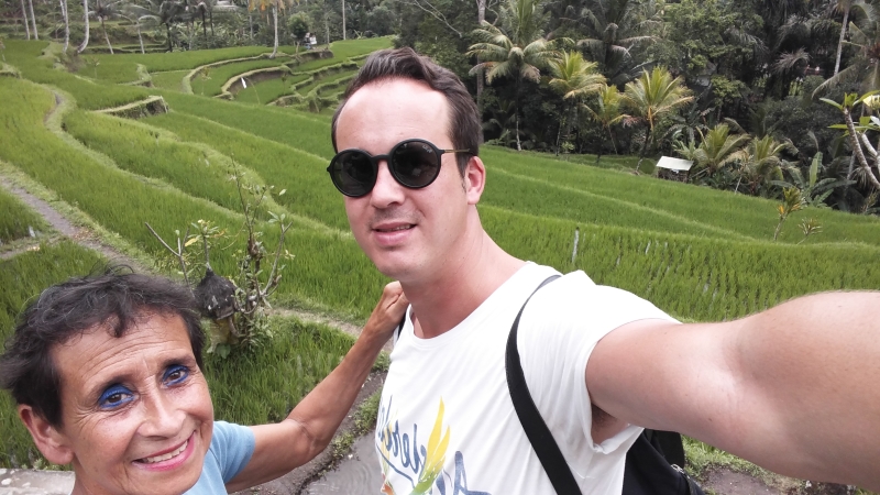 Mijn moeder en ik bij rijstterrassen nabij Ubud, Bali, Indonesië