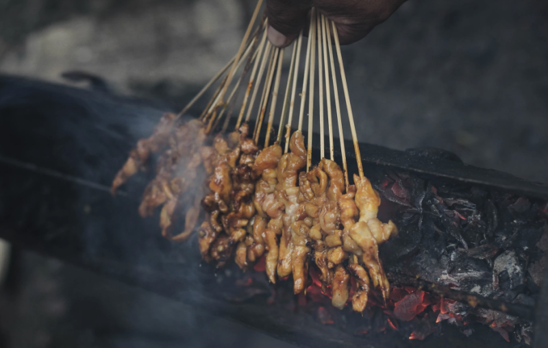 Saté ajam, Indonesische kipspiezen op de barbecue