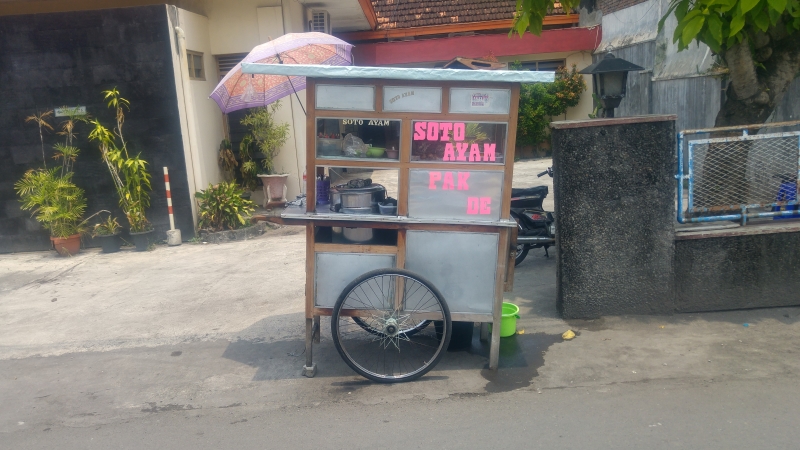 Soto Ajam (Indonesische kippensoep) bij een straatkar in Jogjakarta, Java, Indonesië