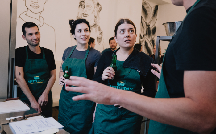 Teambuilding teamuitje bij Amsterdam Cooking Workshops