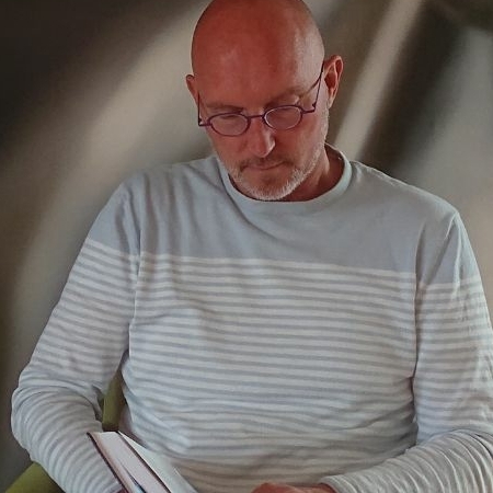 André Stelling onderzoekt Hatha Yoga, meditatie, Pranayama en mediumschap.