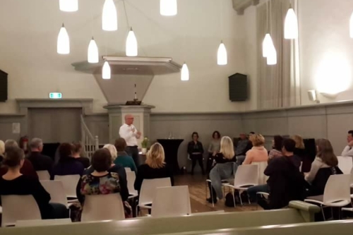 Een demonstratie mediumschap woon je bij als je nieuwsgierig bent naar wat er meer is tussen hemel en aarde
