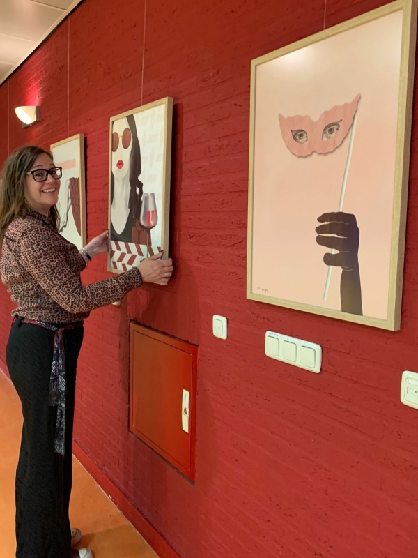 Een Avondje Uit – Kunst met de Smaak van Rode Wijn en Fluisterende Gesprekken