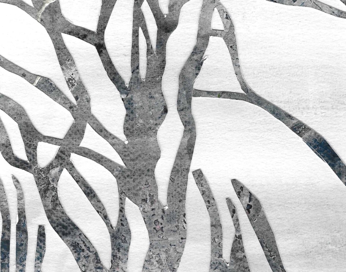 Abstract in aquarel zijn originele kunstwerken van Angela Peters, geïnspireerd door de stille kracht van natuur en landschap. In zachte grijs- en blauwtinten en natuurlijke aardekleuren ontstaat een subtiel spel van lagen, texturen en vormen