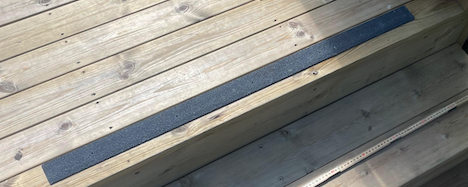 1000 x 50 mm antislip strips voor op houten trap De Antislip Expert