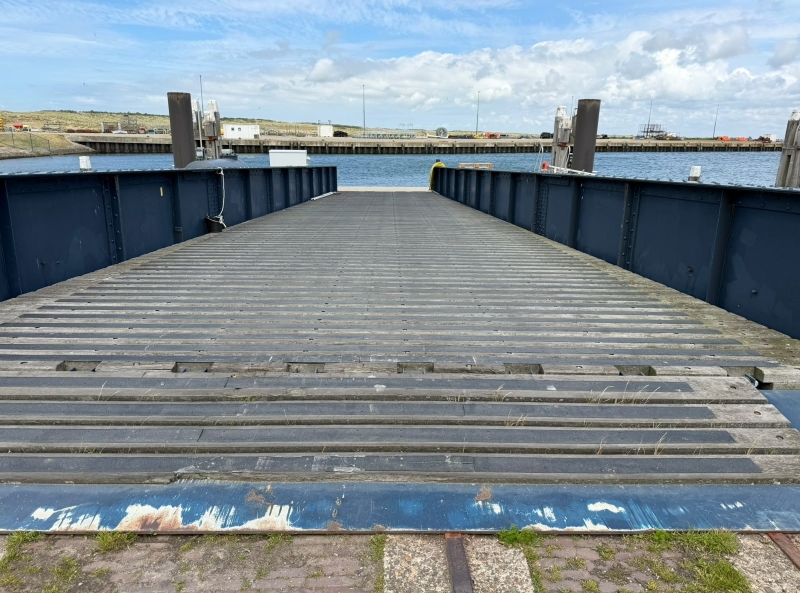 Loopbrug met antislipstrips die na intensief dagelijks gebruik nog in goede staat zijn