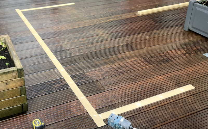 Rechte lat als geleider bij het aanleggen van een perfect en recht antislip looppad