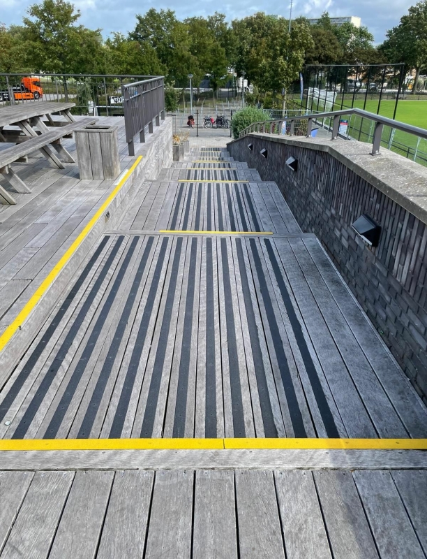 De vereniging bracht de strips van de Antislip Expert zelf aan op het bestaande hout