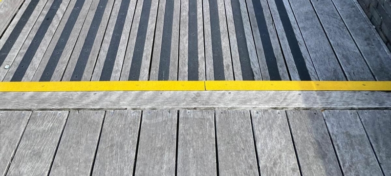 De vereniging bracht de strips van de Antislip Expert zelf aan op het bestaande hout