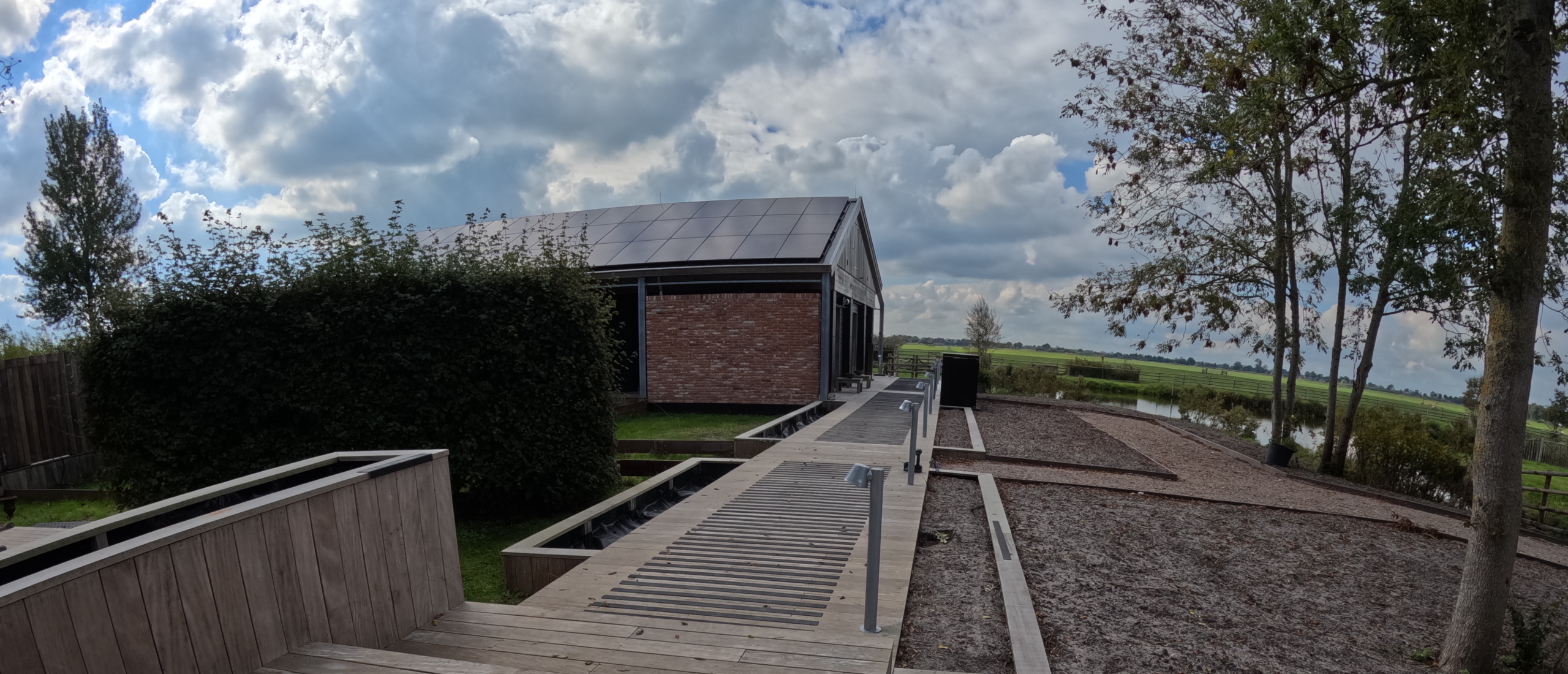 Van glad naar veilig: antislip vlonderoplossing in grote tuin met zwembad (Noord-Holland)