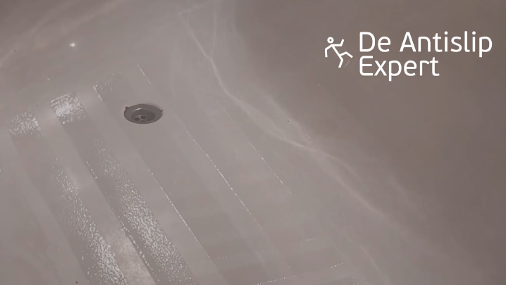 Antislipstroken met ASE Sanigrip aangebracht in badkuip na verwijderen van de tape