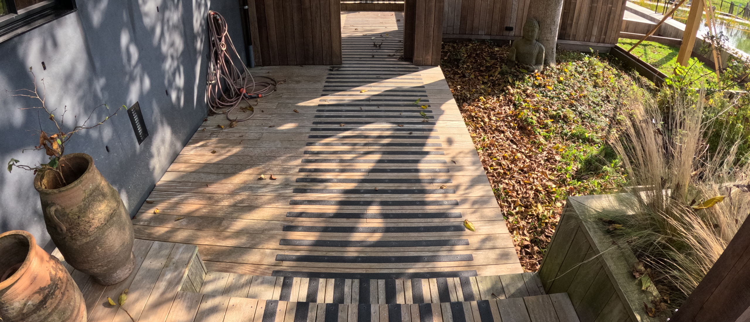 Gladde vlonder in Gorinchem? Zo maakten we dit terras weer veilig met antislip op maat