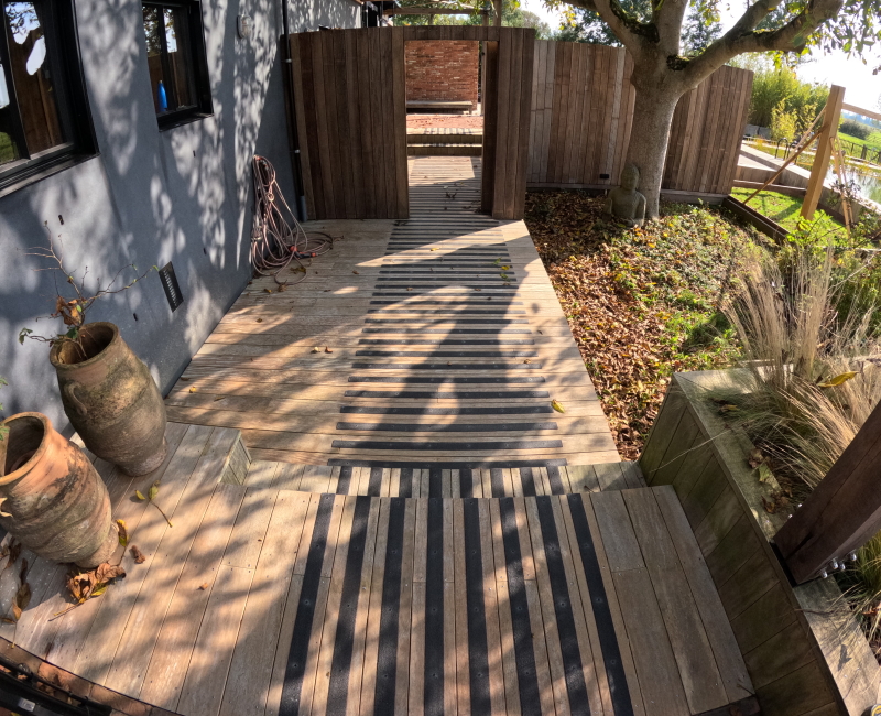 Gladde vlonder in Gorinchem antislip gemaakt Gladde vlonder in Gorinchem antislip gemaakt door De Antislip Expert