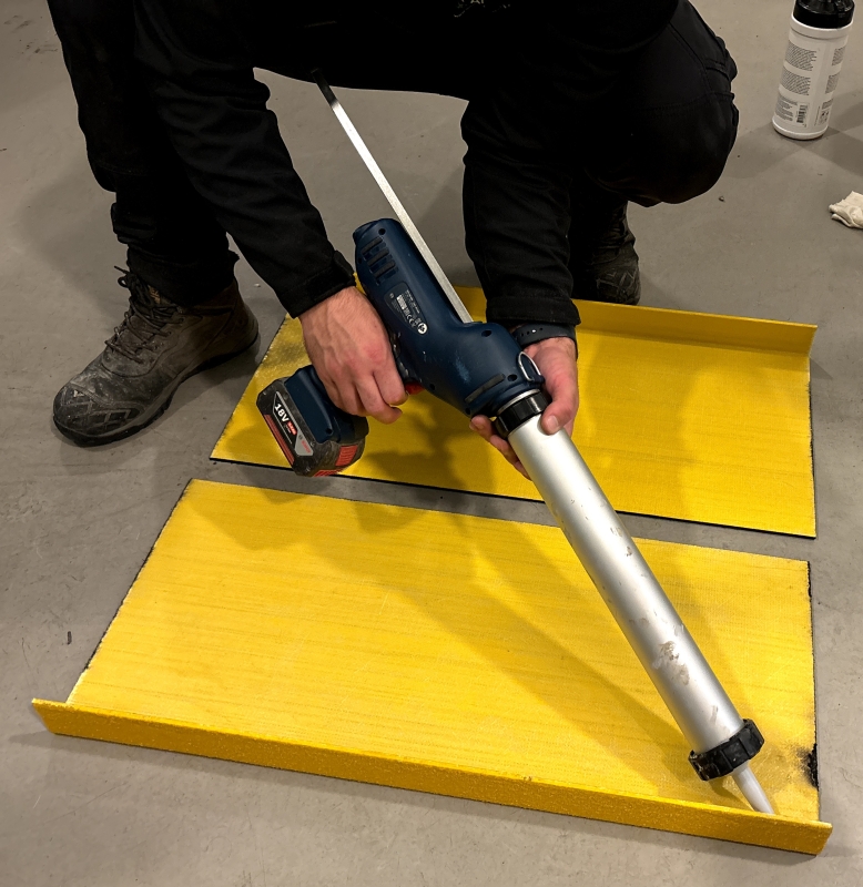 kit aanbrengen op traptrede in fietsenkelder studentenhuis Marciano Simonis van De Antislip Epert brengt kit aan bij traptreden bij project in studentenhuis