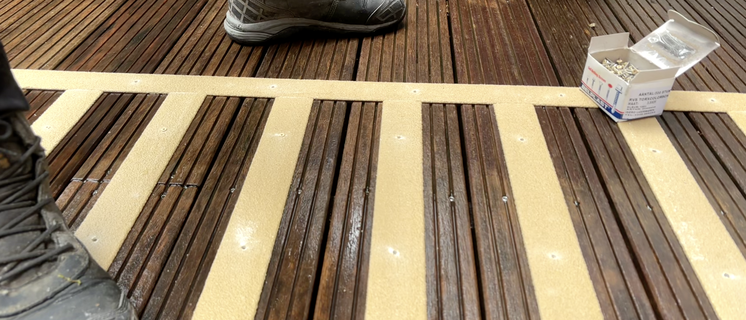 Zo maakt u een strak en veilig antislip looppad: stap voor stap uitgelegd