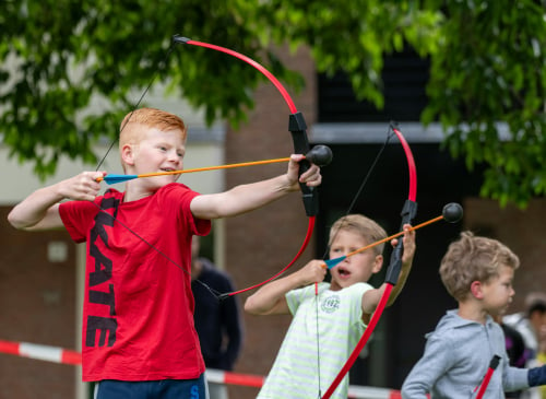 Archery tag is een sportieve actiiteit voor alle leeftijden