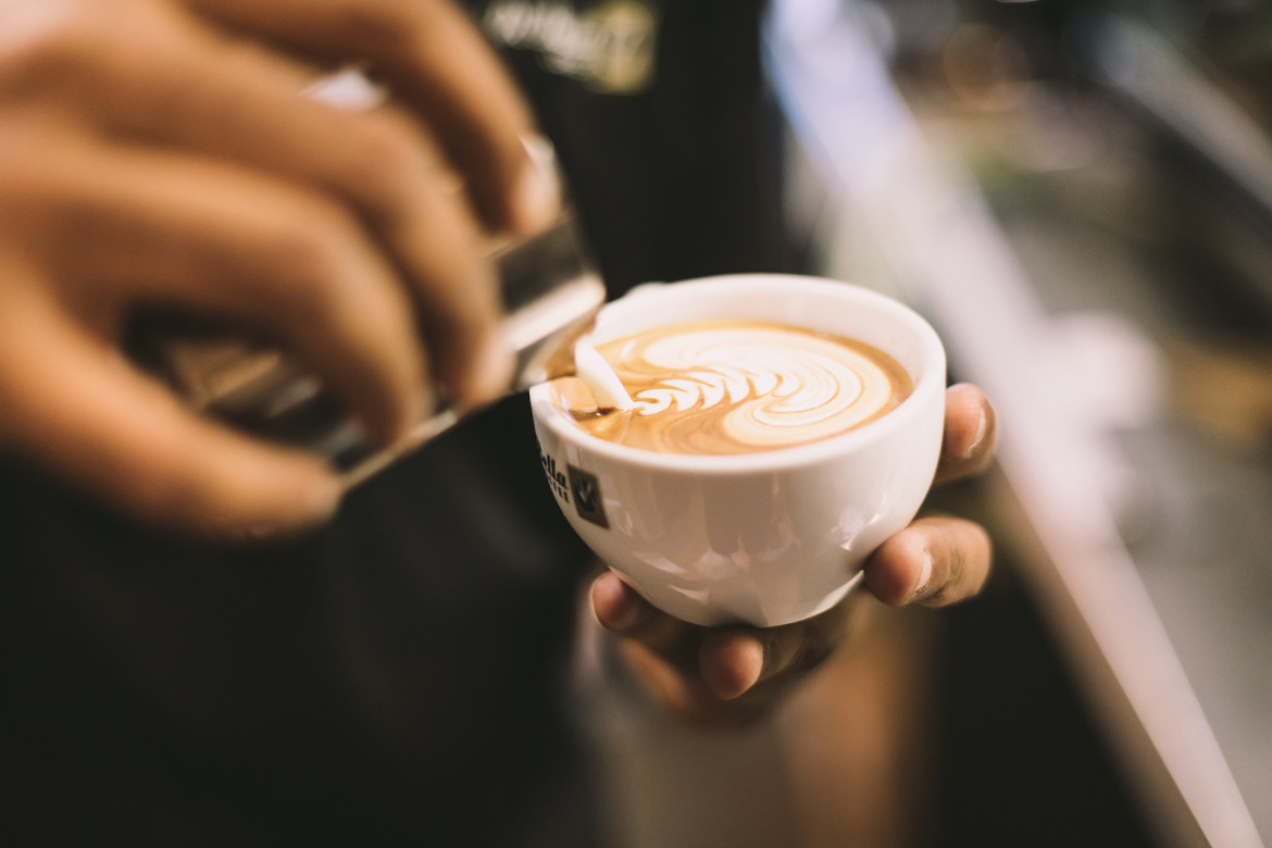Latte art door barista