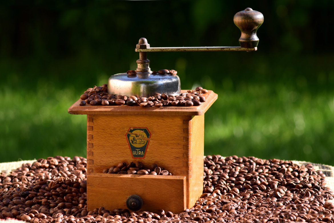Koffiebonen malen met handmolen